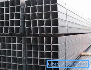 A képen: a professzionális 80x80x4 cső súlya meglehetősen kicsi, de az erőmutatók nem alacsonyabbak a betonelemeknél, sokkal nagyobb résznél és súlynál A képen: a professzionális 80x80x4 cső súlya meglehetősen kicsi, de az erőmutatók nem alacsonyabbak a betonelemeknél, sokkal nagyobb résznél és súlynál