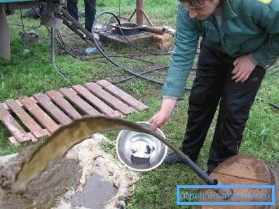 A képen látható, hogy a tisztítás során a kútból kiszáradt víz keletkezik. A képen látható, hogy a tisztítás során a kútból kiszáradt víz keletkezik.