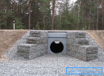 A fotó - a csatorna beton termékek az út mentén