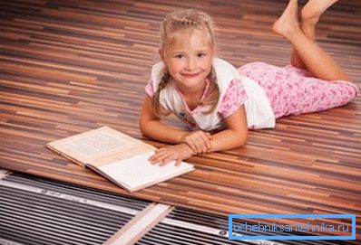A padlón, amely fűtési fóliával van felszerelve, kényelmesen feküdhet egészségkárosodás nélkül. A padlón, amely fűtési fóliával van felszerelve, kényelmesen feküdhet egészségkárosodás nélkül.