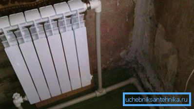 A csővezetékeken saroktermékek vannak felszerelve.