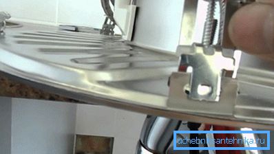 Megtaláljuk a rögzítő füleket vagy hornyokat. Megtaláljuk a rögzítő füleket vagy hornyokat.