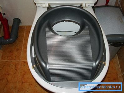 Fedjük le a WC-vel rendelkező macskák számára különböző méretű perforált körökkel Fedjük le a WC-vel rendelkező macskák számára különböző méretű perforált körökkel