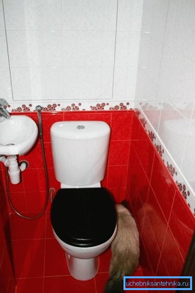 Emelet WC és mosdó a WC-ben higiénikus zuhannyal Emelet WC és mosdó a WC-ben higiénikus zuhannyal