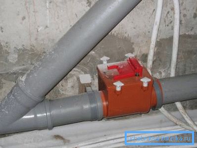 Külső visszacsapó szelep 110 mm-es lefolyócsövekhez Külső visszacsapó szelep 110 mm-es lefolyócsövekhez