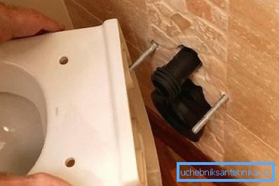 A fali WC-tálakat a falra szerelik speciális horgony csavarokkal.