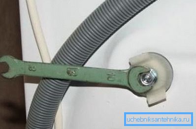 Ne felejtse el eltávolítani a szállítási csavarokat.