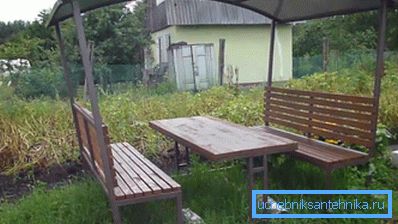 A 40x40x2-es profilcső könnyű súlya lehetővé teszi, hogy az alapozás nélkül kialakított néhány szerkezetet megmunkálják.