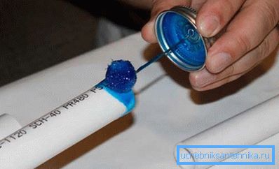 Egyes ragasztógyártók speciális mini kefével értékesítik termékeiket, amelyek kényelmesek a munkához.