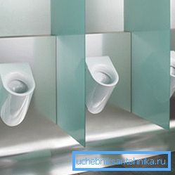 A folyamatos vízelvezetés nagyon gyakori volt a nyilvános WC-kben, de manapság ezt az opciót egyre kevésbé használják.