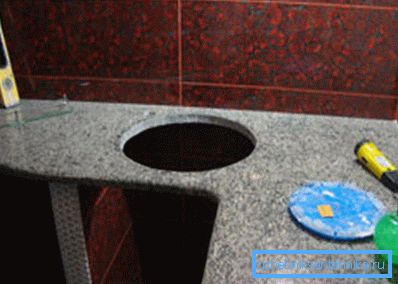 Niche alatt egy kerek mosogató a konyhában. Niche alatt egy kerek mosogató a konyhában.