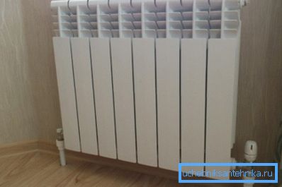 Az alsó csatlakozás lehetővé teszi az összefoglaló kommunikáció elrejtését. Az alsó csatlakozás lehetővé teszi az összefoglaló kommunikáció elrejtését.