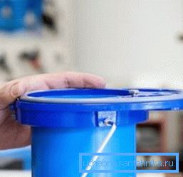 A test alsó része a tömítőgyűrű felett a házon van rögzítve speciális csavarokkal, szorosan meghúzva őket. A test alsó része a tömítőgyűrű felett a házon van rögzítve speciális csavarokkal, szorosan meghúzva őket.
