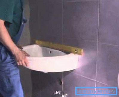 Győződjön meg róla, hogy a telepítés helyes az épület szintjén. Győződjön meg róla, hogy a telepítés helyes az épület szintjén.