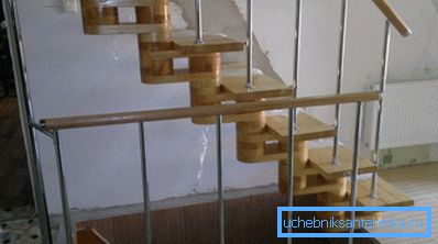 A krómozott csövekből készült lépcsők ergonómikusan illeszkednek a belső térbe A krómozott csövekből készült lépcsők ergonómikusan illeszkednek a belső térbe
