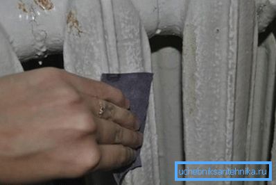 A festés öntöttvas fűtőtestek előkészítő fázist igényelnek, a terméket alaposan A festés öntöttvas fűtőtestek előkészítő fázist igényelnek, a terméket alaposan