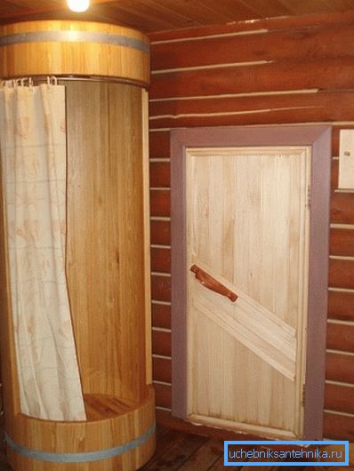 Az eredeti dekoráció a zuhanyzóban egy faházban. Természetesen víztaszító impregnálás nélkül nem elegendő