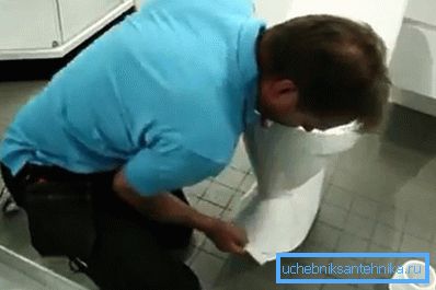 A munka megkezdése előtt a felületet zsírtalanítani kell.
