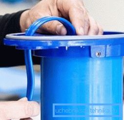A tápkábelt egy speciális lyukba helyezzük a tok alján. A tápkábelt egy speciális lyukba helyezzük a tok alján.