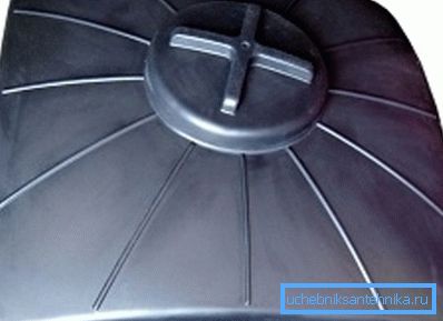 A műanyag kapacitása nem kevesebb, mint 110 liter A műanyag kapacitása nem kevesebb, mint 110 liter