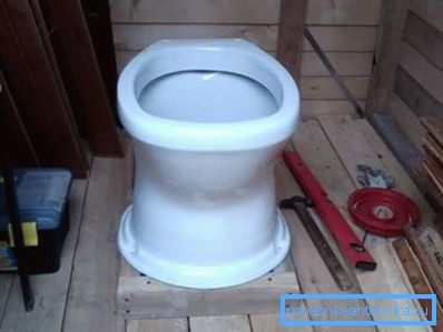 Műanyag WC-tál a dachához