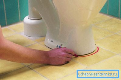 A bázis körüli csempe el kell távolítani.