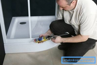 A telepítés befejezése után a technológiai szakadékot szilikon lezárja A telepítés befejezése után a technológiai szakadékot szilikon lezárja