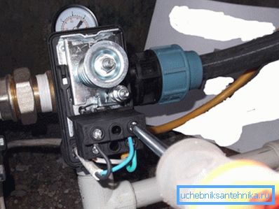 Elektromos csatlakozás a nyomásszabályozóhoz.