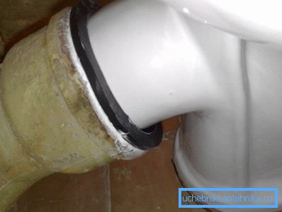 A WC összekötése öntöttvízcsatornával, gumi mandzsettával A WC összekötése öntöttvízcsatornával, gumi mandzsettával
