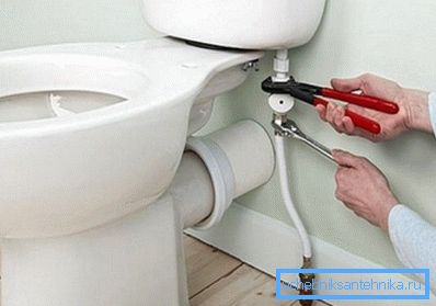 A WC összekötése vízszintesen vízszintes vízelvezetővel A WC összekötése vízszintesen vízszintes vízelvezetővel