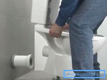 A WC összekötése a kemény csővel A WC összekötése a kemény csővel