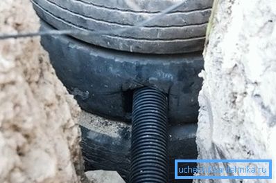 Összefoglalva a csövet a szeptikus tartályba Összefoglalva a csövet a szeptikus tartályba