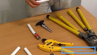 A sajtó mellett fém-műanyag vágót is ajánlunk
