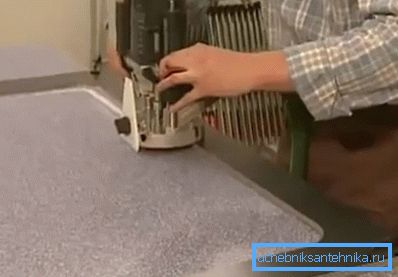A beépített mosóhely az egyik végén egy fúvókát képez A beépített mosóhely az egyik végén egy fúvókát képez