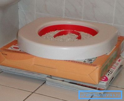 Fokozatosan emelje fel a tartályt.