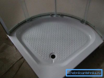 Az alacsony 80x80 mm-es akril tálca zuhanyzókeretét mutatja be. Az alacsony 80x80 mm-es akril tálca zuhanyzókeretét mutatja be.