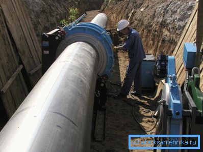 Egy munkanaponként 800 mm-es csővezeték átmérővel legfeljebb nyolc csuklópánt állítható elő. Egy munkanaponként 800 mm-es csővezeték átmérővel legfeljebb nyolc csuklópánt állítható elő.