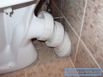 A ferde csatlakozású eszközök könnyen felszerelhetők a WC-ben. A ferde csatlakozású eszközök könnyen felszerelhetők a WC-ben.