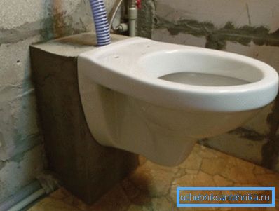Példa egy betonblokkra rögzített tálra Példa egy betonblokkra rögzített tálra