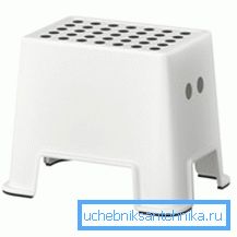 Példa egy gyermekállványra egy felnőtt mosdó számára, amelyet a gyermek saját kezével használhat Példa egy gyermekállványra egy felnőtt mosdó számára, amelyet a gyermek saját kezével használhat