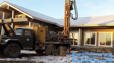 A kút fúrásának folyamata.