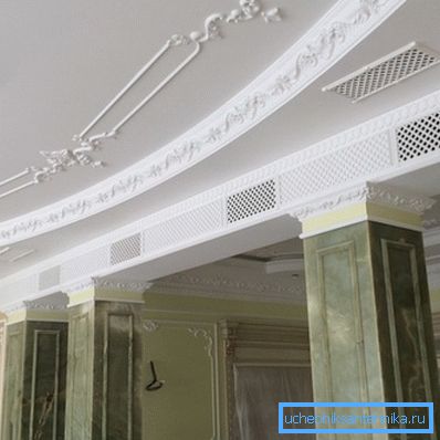 Négyszögletes rácsok biztosítják a csatorna eleganciáját és könnyedségét. Négyszögletes rácsok biztosítják a csatorna eleganciáját és könnyedségét.