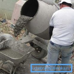 Munka a betonkeverővel Munka a betonkeverővel