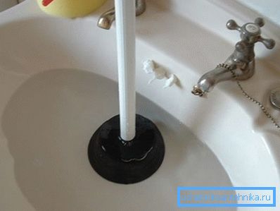 Dugattyúként dolgozik Dugattyúként dolgozik