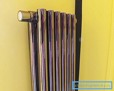 A radiátor szükséges ahhoz, hogy a hűtőközeg energiáját a helyiségben lévő levegőtömegre és tárgyakra vigye. A radiátor szükséges ahhoz, hogy a hűtőközeg energiáját a helyiségben lévő levegőtömegre és tárgyakra vigye.