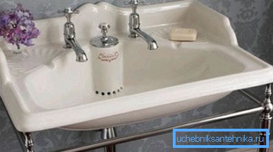 A két csapos mosogató elegánsnak tűnik, de csak a vízelvezetés lezárásával és a tál vízzel való töltésével használható. Az európaiak ezt teszik, de ez a hagyomány nem gyökeret vert itt.
