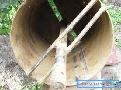 A megerősítéssel ellátott támaszok megbízhatóan rögzítik a tengelyt, és megerősítik a szerkezetet A megerősítéssel ellátott támaszok megbízhatóan rögzítik a tengelyt, és megerősítik a szerkezetet