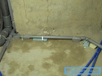 Szennyvíz elrendezés a fürdő, mosogató és mosógép alatt 50 mm-es cső. Szennyvíz elrendezés a fürdő, mosogató és mosógép alatt 50 mm-es cső.