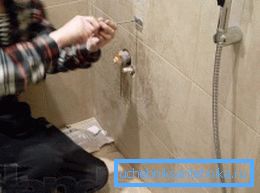 Javítsa meg a zuhanyzót a keverő cseréjével Javítsa meg a zuhanyzót a keverő cseréjével