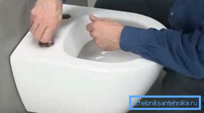 A WC-csésze javítása nem okoz nehézséget még a tapasztalatlan mester számára is.